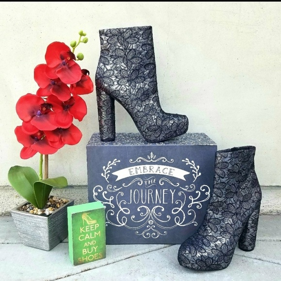 Gorgeous Metallic Embroidered Steve Madden Booties - Picture 2 of 6